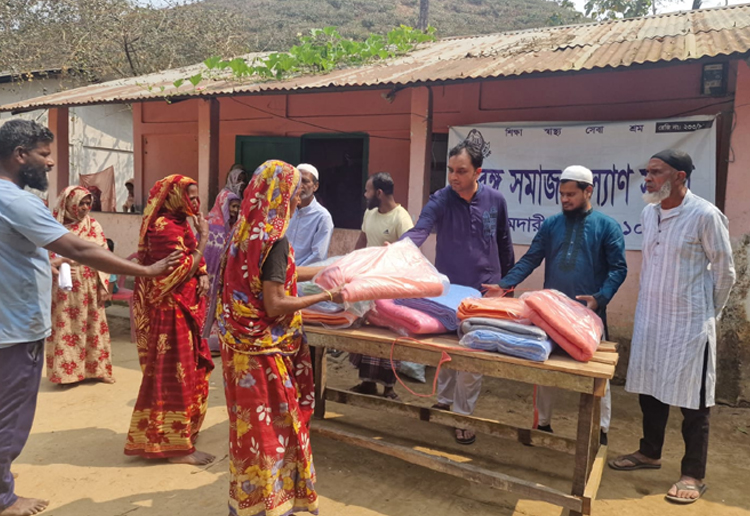 চা শ্রমিকদের মাঝে কম্বল বিতরণ করল তরঙ্গ সমাজ কল্যাণ সংস্থা