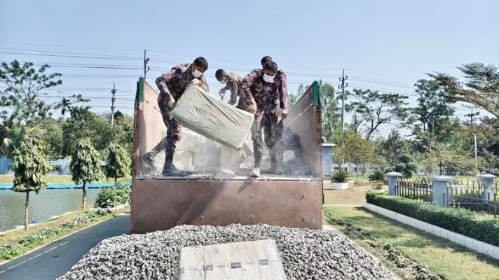 হবিগঞ্জে পাথরবোঝাই ট্রাক থেকে ২ কোটি টাকার ভারতীয় পণ্য জব্দ