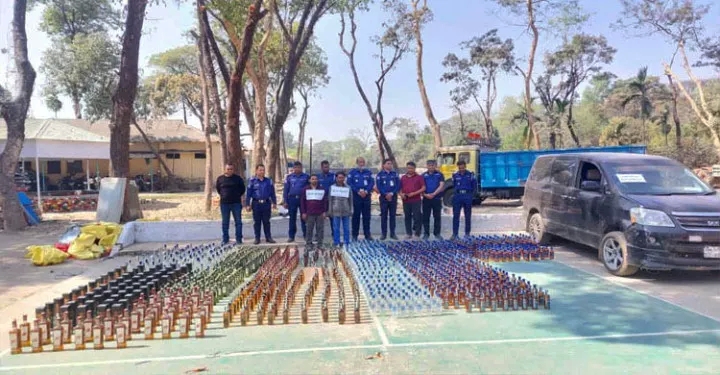 সিলেটে বিপুল পরিমাণ ভারতীয় মদসহ আটক ২