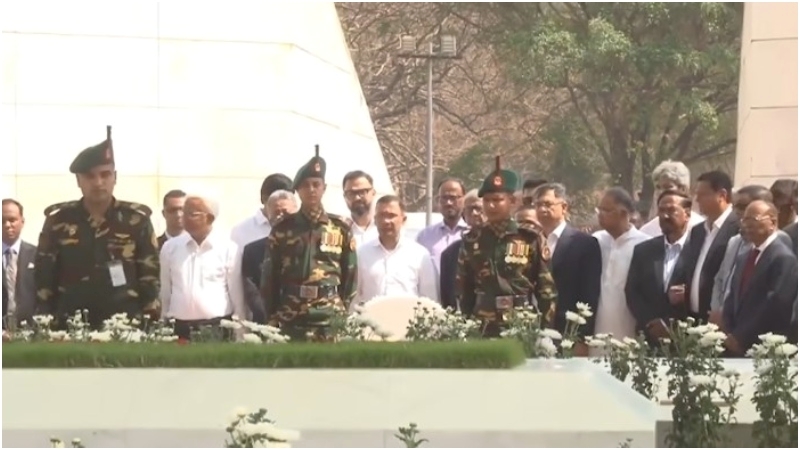 জিয়াউর রহমান ও খালেদা জিয়ার সমাধিতে প্রধানমন্ত্রী ও মন্ত্রিসভার সদস্যদের শ্রদ্ধা