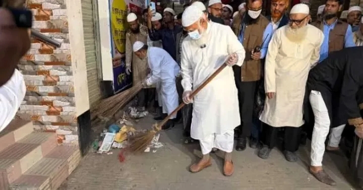 ঝাড়ু হাতে রাস্তায় জামায়াত আমির
