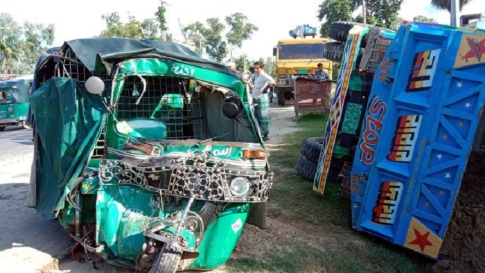 পিকআপের সঙ্গে অটোরিকশা মুখোমুখি সংঘর্ষ, নিহত ৩