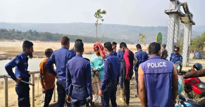 জাফলংয়ে অবৈধ বালু উত্তোলনের অভিযোগে আটক ৯
