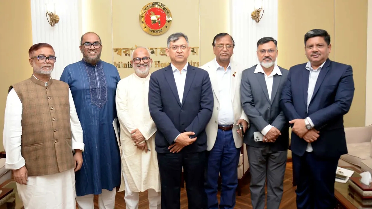স্বরাষ্ট্রমন্ত্রীর সঙ্গে নবনিযুক্ত ছয় সিটি প্রশাসকের সৌজন্য সাক্ষাৎ