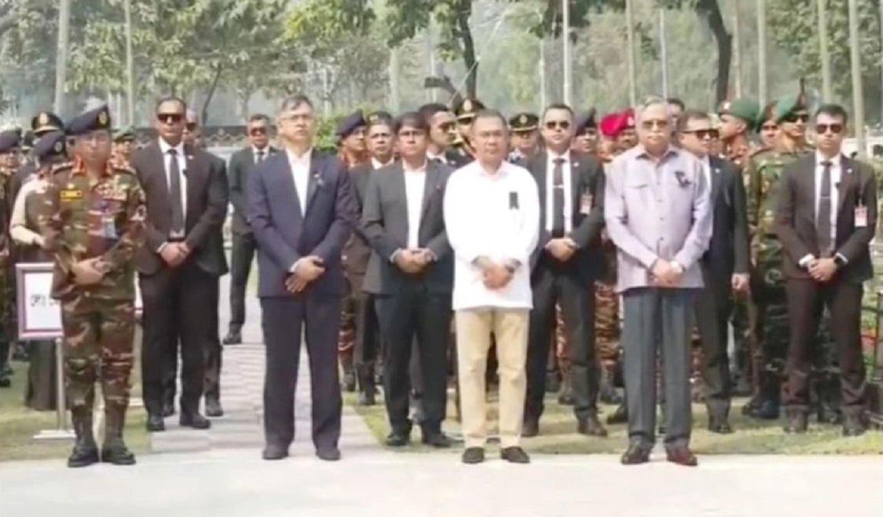 শহীদ সেনা দিবসঃ বনানীতে শহীদদের প্রতি রাষ্ট্রপতি ও প্রধানমন্ত্রীর শ্রদ্ধা
