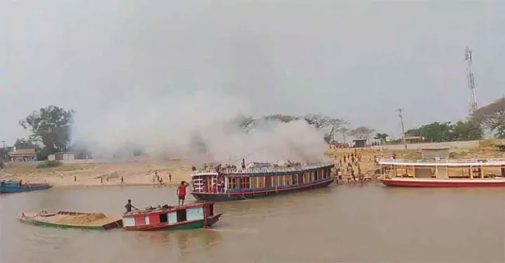 তাহিরপুরে পর্যটকবাহী হাউসবোটে হঠাৎ আগুন