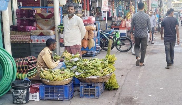 কমলগঞ্জে রমজানের শুরুতেই কলা ও লেবুর দামে দিশেহারা মানুষ