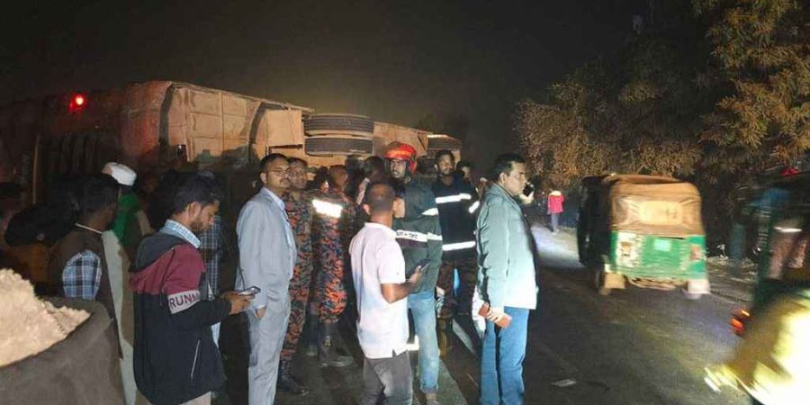 হবিগঞ্জে মহাসড়কে বাস উল্টে নিহত ১, আহত ২০