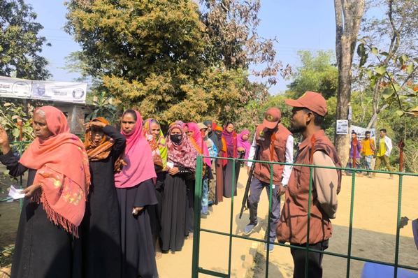 ছাতকে শান্তিপূর্ণ ও উৎসবমুখর পরিবেশে ভোটগ্রহণ চলছে