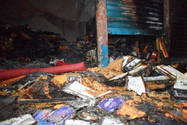 খুলনায় শপিং মলে আগুন, ৫টি দোকান পুড়ে ছাই