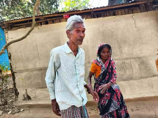 ভালোবাসার দায়ে ঘরছাড়া, পাগলী ও জন্মান্ধের ২৫ বছরের সংসার