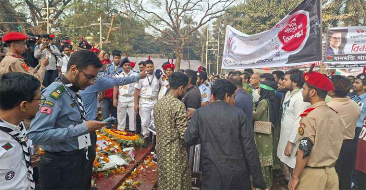 ভাষা শহীদদের প্রতি শ্রদ্ধা জানাতে শহীদ মিনারে মানুষের ঢল