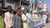 সুনামগঞ্জে ফসল রক্ষা বাঁধের কাজে অনিয়মের প্রতিবাদে মানববন্ধন