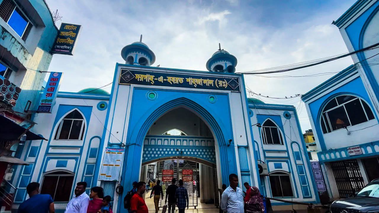 হযরত শাহ জালাল (র.) মাজারে রাজনৈতিক শ্লোগানে “আমরা সিলেটবাসীর” নিন্দা ও প্রতিবাদ