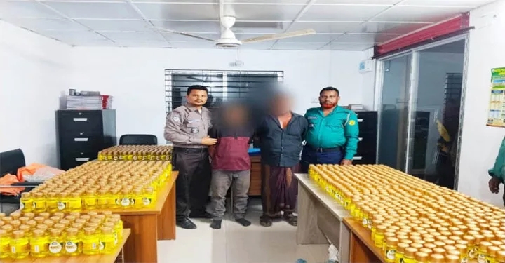 সিলেটে বিপুল পরিমাণ অবৈধ ভারতীয় পণ্যসহ আটক ২