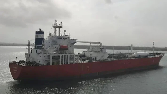 ৪ লাখ টন তেল-গ্যাস নিয়ে চট্টগ্রাম বন্দরে ১০ জাহাজ