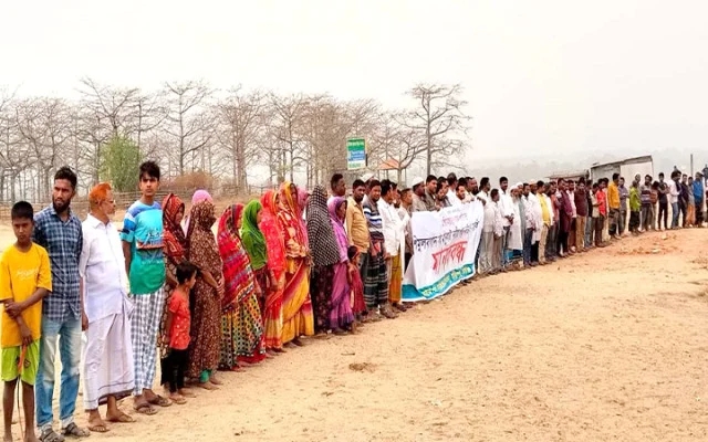 যাদুকাটা ও শিমুলবাগান এলাকায় পাড় কাটা বন্ধের দাবিতে মানববন্ধন