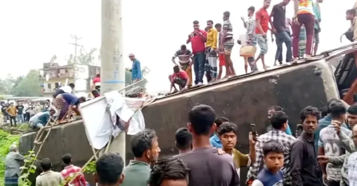 হবিগঞ্জে যাত্রীবাহী বাস উল্টে খাদে, আহত ১০