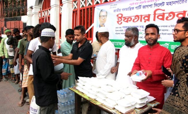 জাতীয় গণতান্ত্রিক পার্টি সিলেট মহানগরের ইফতার বিতরণ
