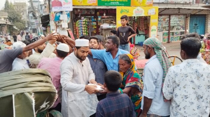 পথচারীদের মাঝে নকশী বাংলা ফাউন্ডেশনের ইফতার বিতরণ