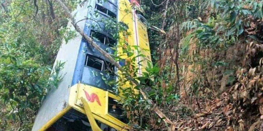 বান্দরবানে পর্যটকদের নিয়ে খাদে পড়ে গেল বাস, আহত ২০