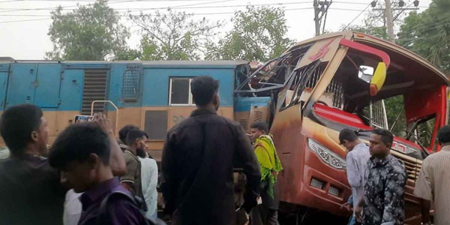 কুমিল্লায় যাত্রীবাহী বাসে ট্রেনের ধাক্কা, নারী-শিশুসহ নিহত ১২