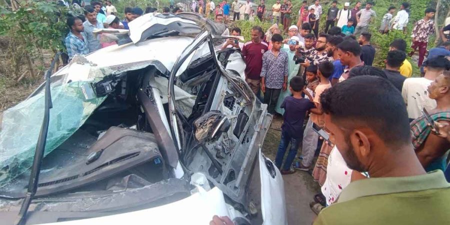 খুলনায় ট্রেনের ধাক্কায় দুমড়ে-মুচড়ে গেল প্রাইভেটকার, আহত ৪ বন্ধু