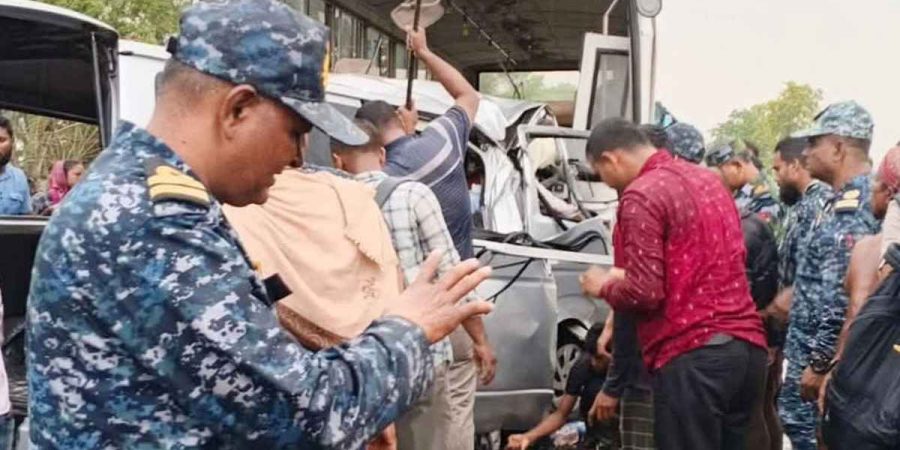 খুলনা-বাগেরহাট মহাসড়কে বাস-মাইক্রোবাস সংঘর্ষে নিহত ১২