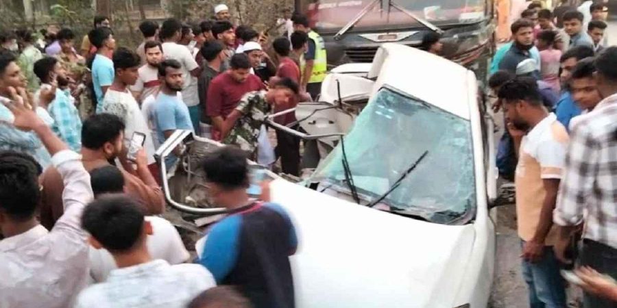 কুমিল্লায় প্রাইভেটকারে বাসের ধাক্কা, একই পরিবারের ৪ জনসহ নিহত ৫