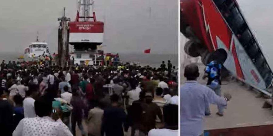 ফেরিতে ওঠার সময় নদীতে যাত্রীবাহী বাস, বহু হতাহতের আশঙ্কা