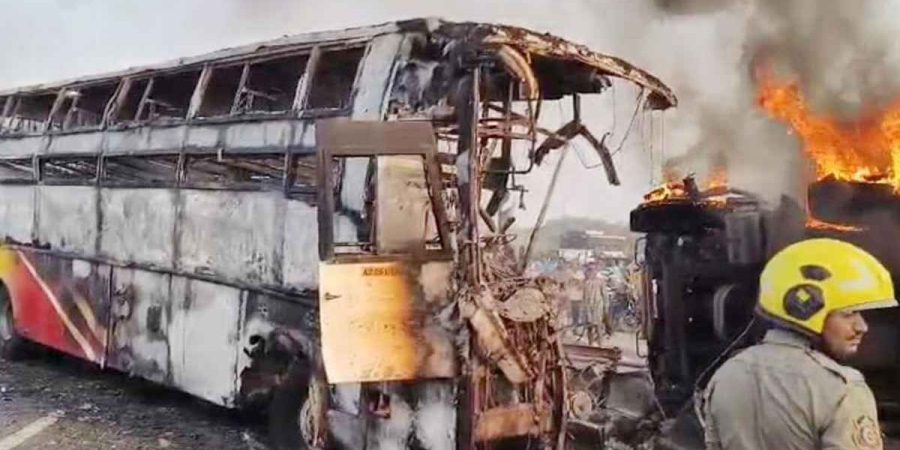 ভারতে বাস-লরি সংঘর্ষ, আগুনে পুড়ে নিহত ১৩