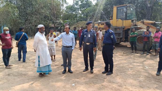 জৈন্তাপুরে নিষিদ্ধ লাল পাথর ক্রাশিং করায় দুই প্রতিষ্ঠানকে ২৫ হাজার টাকা জরিমানা