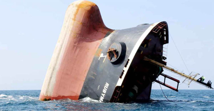 ড্রোন হামলায় কুয়েত উপকূলে তেলবাহী ট্যাংকার ডুবে গেছে