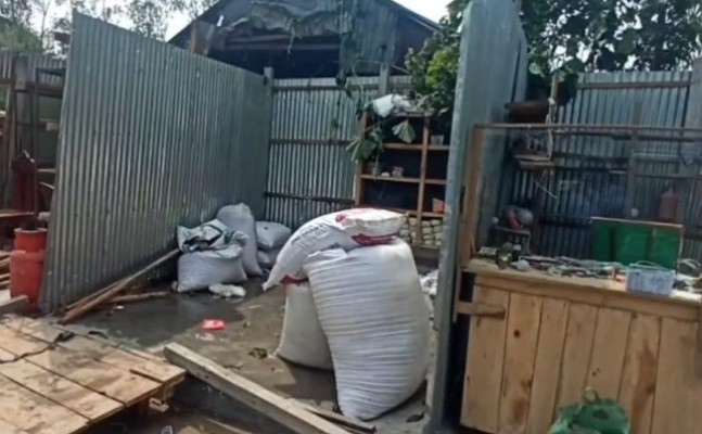 লালমনিরহাটে ১০ মিনিটের ঝড়ে ঘরবাড়ি বিধ্বস্ত