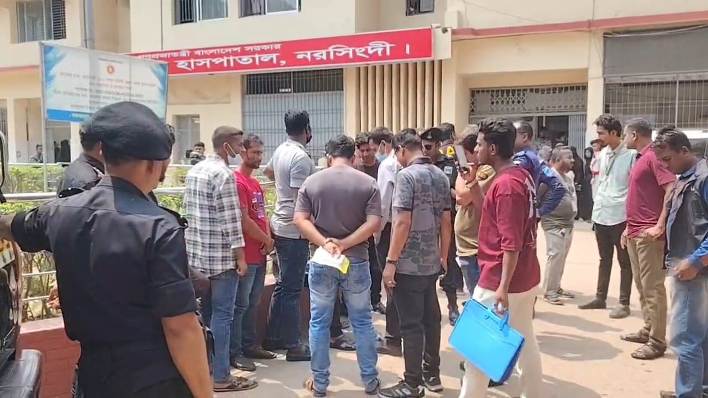 নরসিংদী সদর হাসপাতালে দালাল চক্রের ১৩ সদস্য আটক