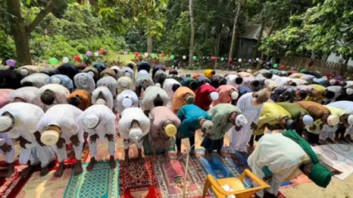 সৌদির সঙ্গে মিল রেখে সুনামগঞ্জে দুই শতাধিক মুসল্লির ঈদ জামাত!