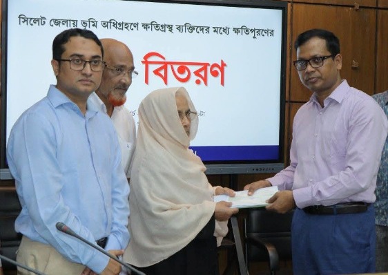 সিলেটে ভূমি অধিগ্রহণের ক্ষতিপূরণের চেক বিতরণ