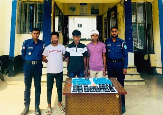 জকিগঞ্জে ক্যাফে থেকে ১০২০০ পিস ইয়াবাসহ আটক ৩