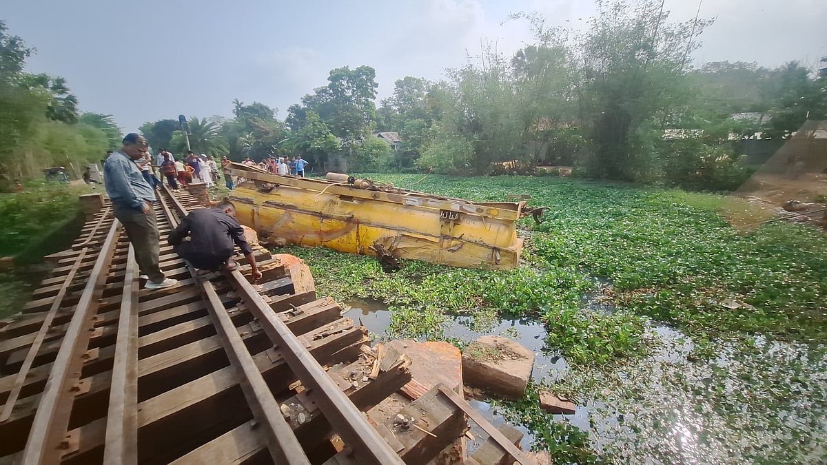 সিলেট পথে তেলবাহী ট্রেন লাইনচ্যুত, ১৬ ঘন্টা ধরে বন্ধ যোগাযোগ