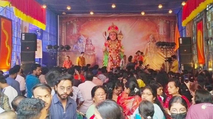 সিলেটে হনুমানজয়ন্তী মহোৎসবে সর্ববৃহৎ প্রতিমা দেখতে ভক্তবৃন্দের ঢল