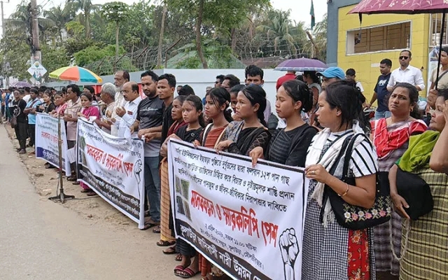কুলাউড়ায় ১২ শতাধিক পানগাছ কর্তনের প্রতিবাদে মানববন্ধন