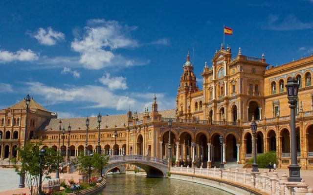 স্পেনে বৈধতা পাবে ৫ লাখ অভিবাসী