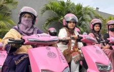 পাকিস্তানে নারীদের জন্য ‘গোলাপি স্কুটি’ প্রকল্প