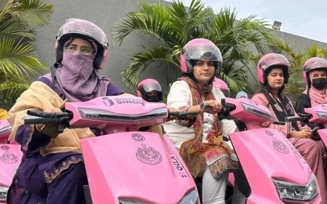 পাকিস্তানে নারীদের জন্য ‘গোলাপি স্কুটি’ প্রকল্প