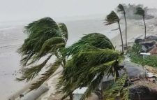 দেশের ১৩ অঞ্চলে ঝড়ের আভাস, নদীবন্দরে সতর্কতা