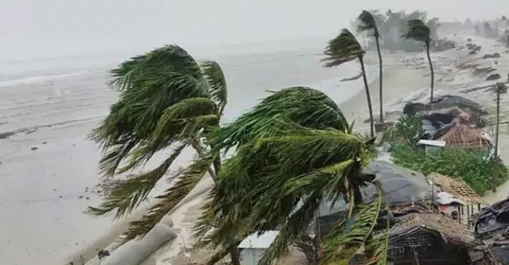 দেশের ১৩ অঞ্চলে ঝড়ের আভাস, নদীবন্দরে সতর্কতা