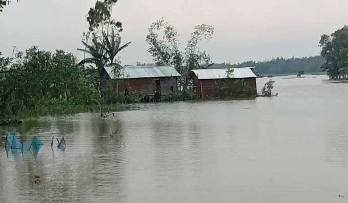 কমলগঞ্জে গাছ ভেঙ্গে রেল ও সড়কপথ বন্ধ, এসএসসি পরীক্ষার্থীদের দুর্ভোগ