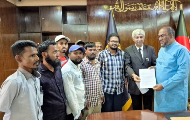 ১১ দফা দাবিতে রিকশা-ভ্যান-ইজিবাইক শ্রমিক ইউনিয়নের স্মারকলিপি প্রদান