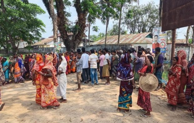 ‘চিকিৎসা না পেয়ে’ অন্তঃসত্ত্বা শ্রমিকের মৃত্যু, চা বাগানে বিক্ষোভ