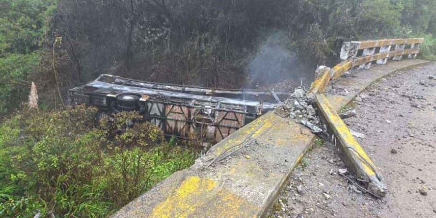 ইকুয়েডরে মহাসড়ক থেকে ছিটকে পড়ল বাস, নিহত ১৪